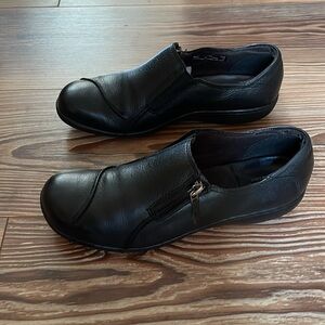 Clarks Loafers Slip On Size 7.5 M Black Leather Women’s Nice